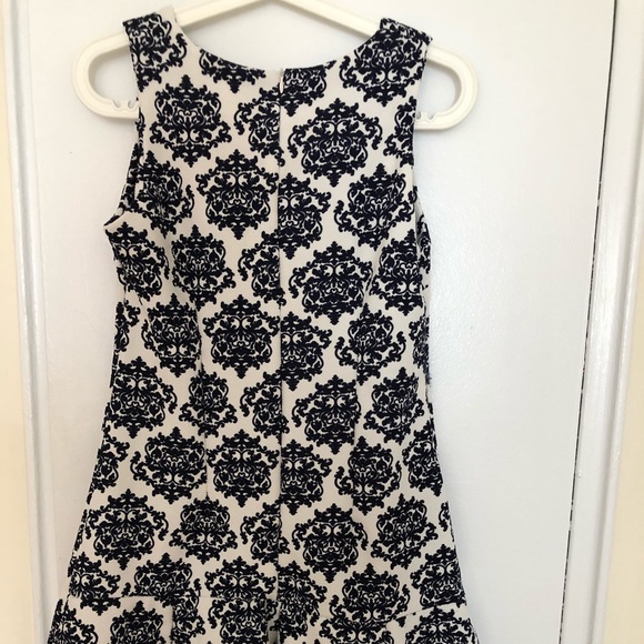 Unknown brand. Very flattering. - Picture 2 of 2